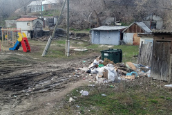 Жители Вольска завалили площадку мусором и 3 месяца ждут очистки