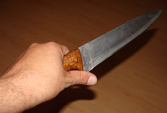 Житель Вольска в магазине напал с ножом на соперника