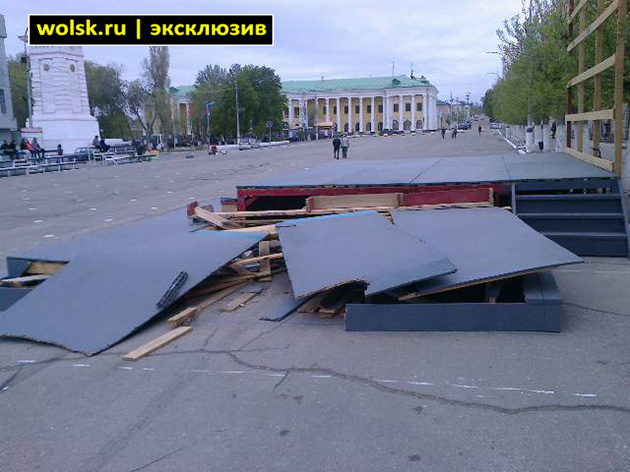 В Вольске лихач разбил сцену, установленную ко Дню Победы (фото)