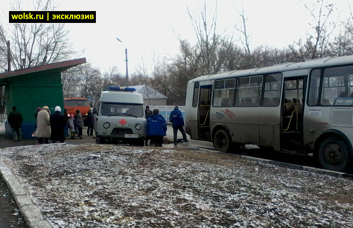В Вольске рейсовый автобус на остановке задавил женщину