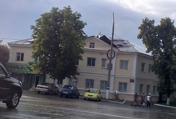 В Вольске на здании прокуратуры ураган сорвал крышу