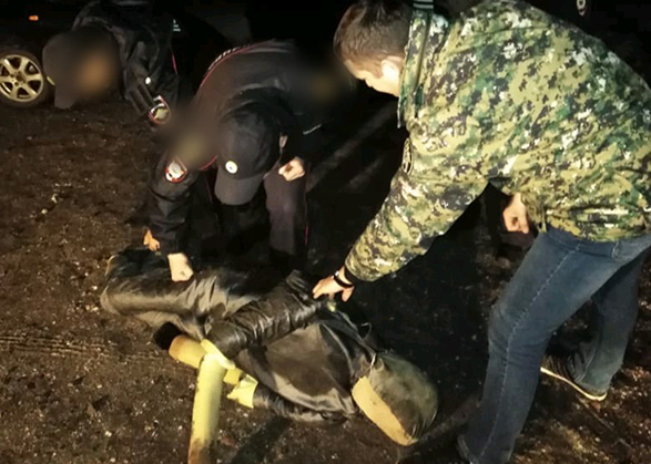 Полицейские показали, как забили ногами задержанного около кладбища