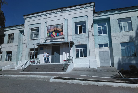 Раненую топором при нападении на школу девочку перевели в Москву