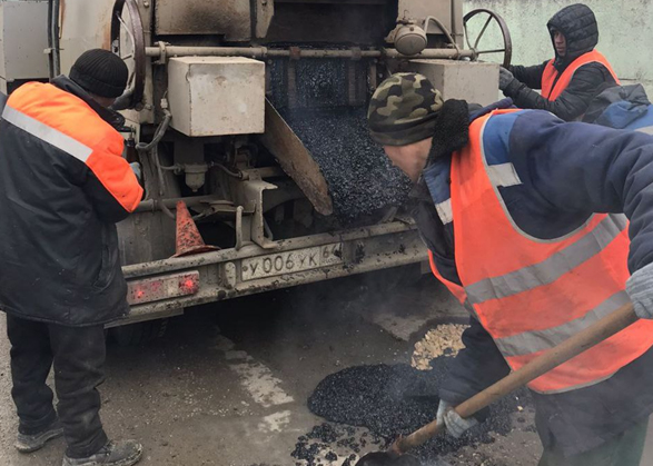 Дорожники объяснили ямочный ремонт литым асфальтом в Вольске