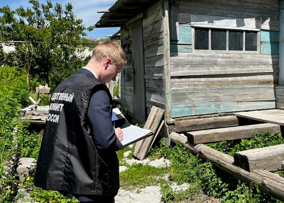 Жители Вольска обнаружили в доме мертвого родственника