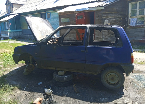В Вольске при ремонте сгорел салон автомобиля
